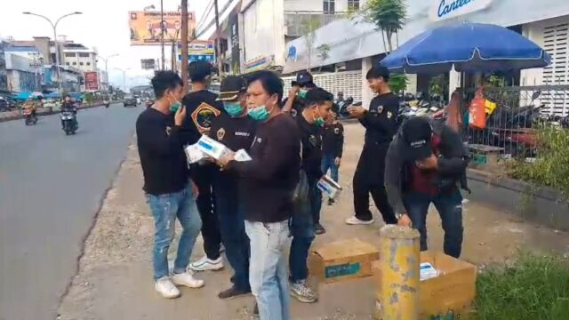 Kabut Asap Mulai Selimuti Pontianak, Lembaga Kekerabatan Melayu Bagikan Masker kepada Pengendara